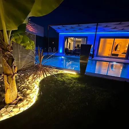 Izci Delux Villa *